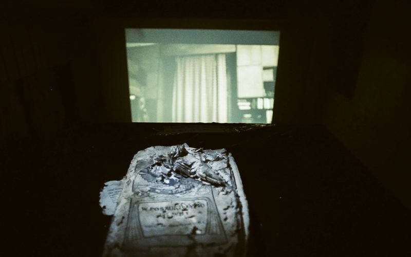 Dom w szczególe, instalacja artystyczna odnosząca się do historii i materialnych śladów domu w Kraków Art House