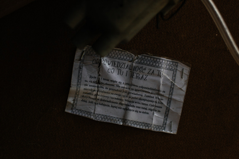 Wnętrze site-specific „Teleporter” z cytatem o odpowiedzialności za to co tu i teraz oraz improwizowanymi elementami wyposażenia