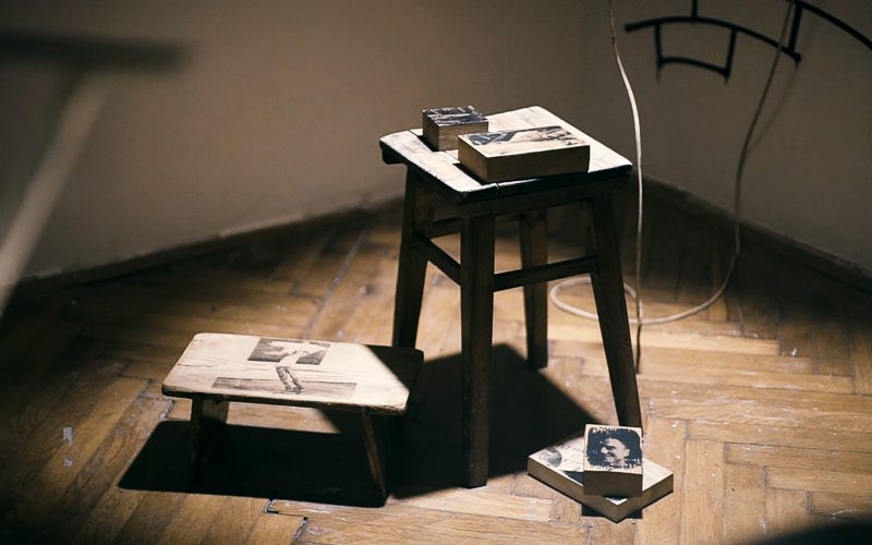 Dom w szczególe, instalacja artystyczna odnosząca się do historii i materialnych śladów domu w Kraków Art House