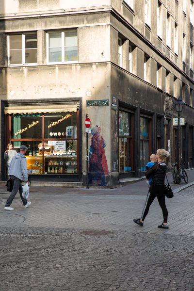 Poza przeszłością i teraźniejszością, kolaż fotograficzny na elewacji kamienicy przy ulicy Szpitalnej w Krakowie