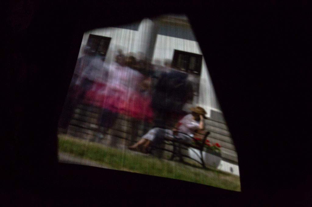 To jest rewelacyjna dziura – instalacja site-specific autorstwa Bartolomeo Koczenasza, Galeria Baszta, Kraków, 2019.