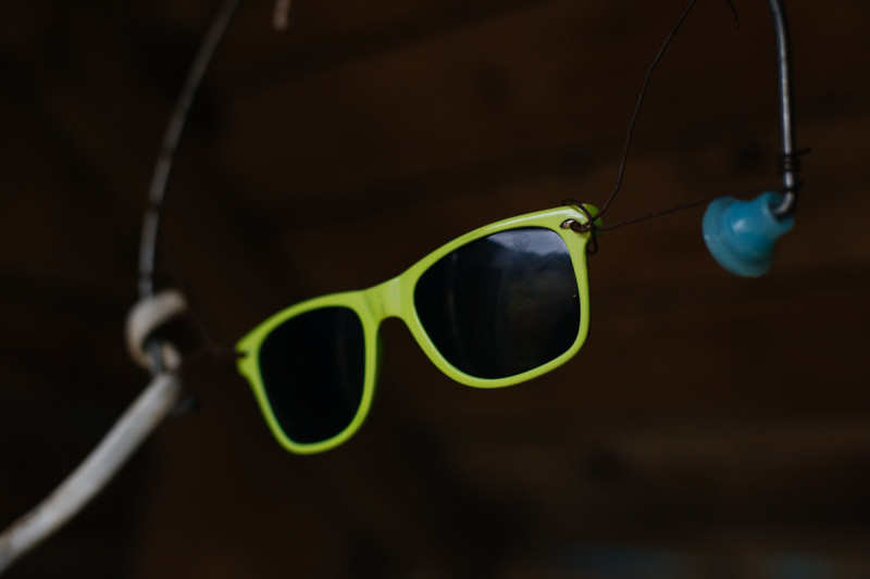 Wnętrze site-specific „Teleporter” z żółtymi okularami ray ban oraz improwizowanymi elementami wyposażenia