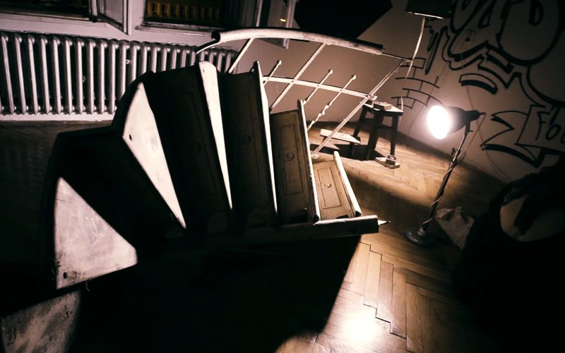 Dom w szczególe, instalacja artystyczna odnosząca się do historii i materialnych śladów domu w Kraków Art House