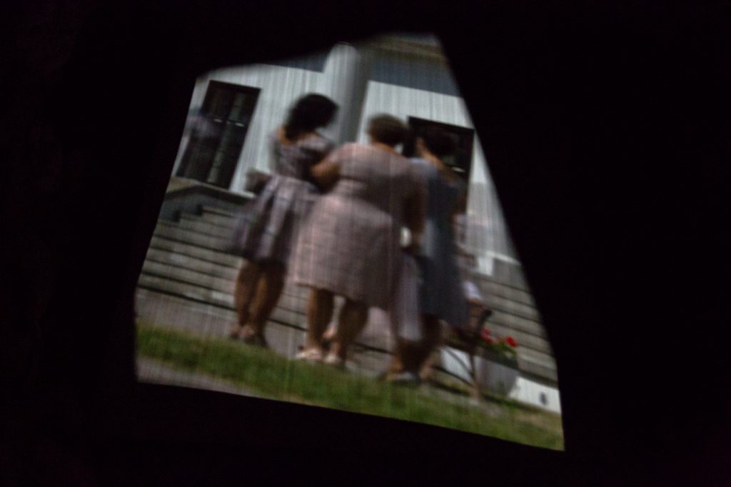 Projekt jest instalacją optyczną wykorzystującą camerę obscurę, zrealizowaną w Krakowie jako interwencja site-specific.