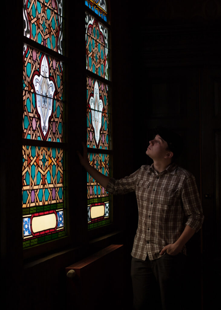 Portrait from the “21 Jewish Krakowians” series documenting contemporary Jewish life in Krakow. Sławek Pastuszka in the synagogue.