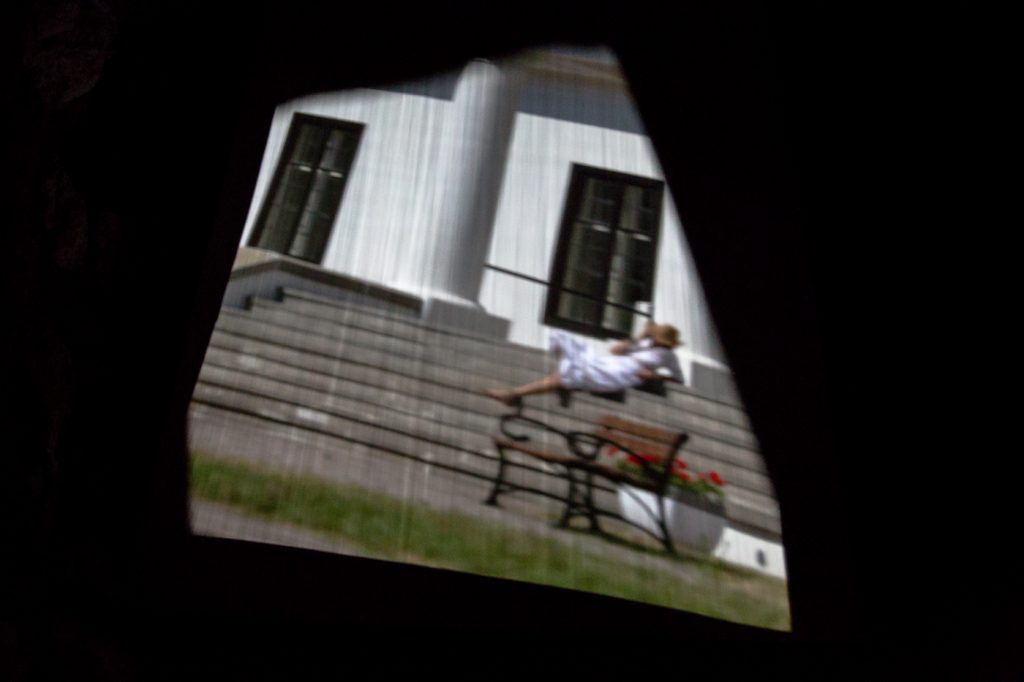 To jest rewelacyjna dziura – instalacja site-specific autorstwa Bartolomeo Koczenasza, Galeria Baszta, Kraków, 2019.