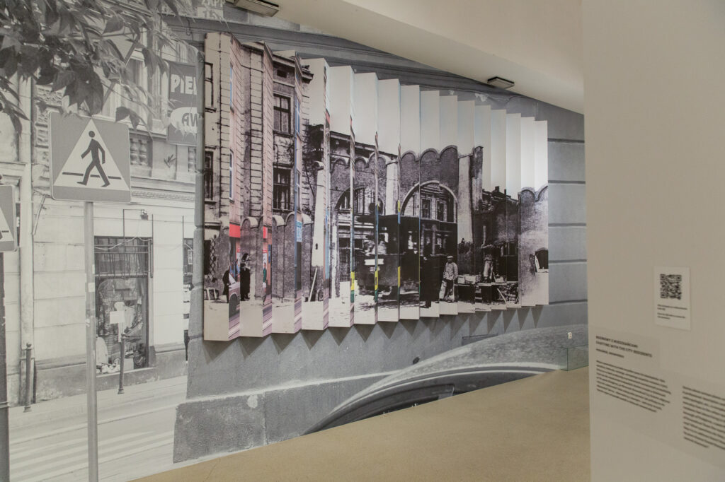 Instalacja „Trzy Perspektywy; Getto Krakowskie” prezentowana na wystawie „Ślady” w Fabryce Emalia Oskara Schindlera, oddziale Muzeum Historycznego Miasta Krakowa.