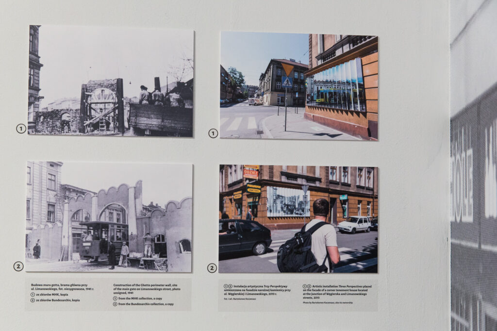 Dokumentacja instalacji „Trzy Perspektywy; Getto Krakowskie” oraz archiwalne fotografie bramy do getta krakowskiego prezentowane na wystawie „Ślady” w Fabryce Emalia Oskara Schindlera, oddziale Muzeum Historycznego Miasta Krakowa.