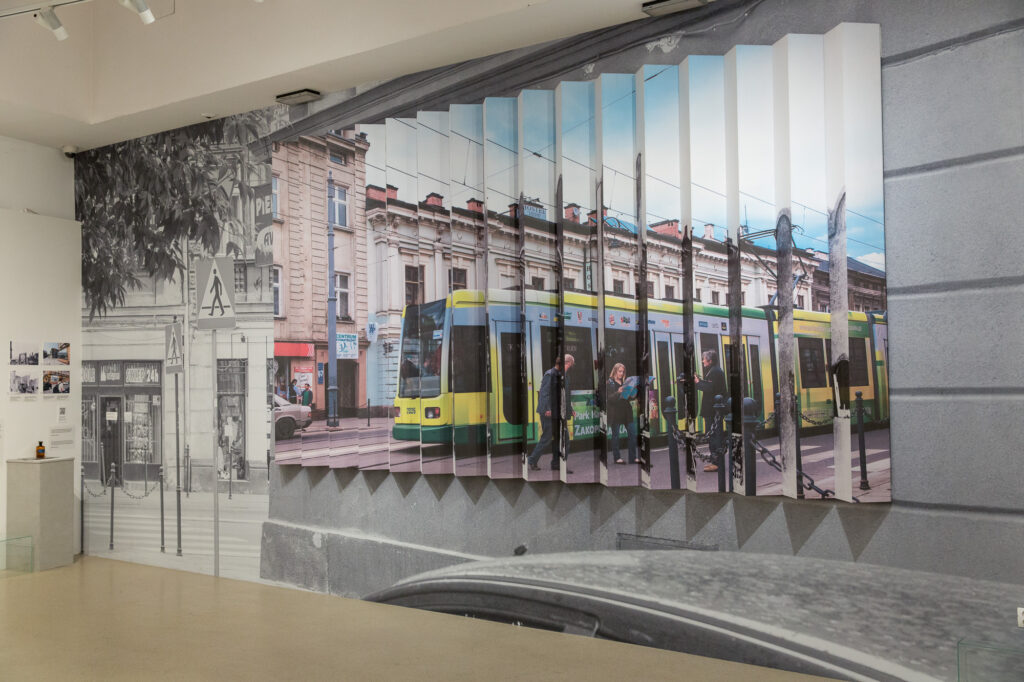 Instalacja „Trzy Perspektywy; Getto Krakowskie” prezentowana na wystawie „Ślady” w Fabryce Emalia Oskara Schindlera, oddziale Muzeum Historycznego Miasta Krakowa.