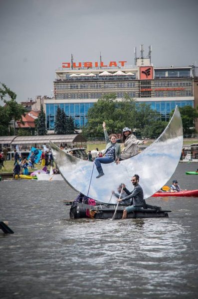 Pływający Księżyc, pływająca rzeźba zaprezentowana podczas 7. Wodnej Masy Krytycznej