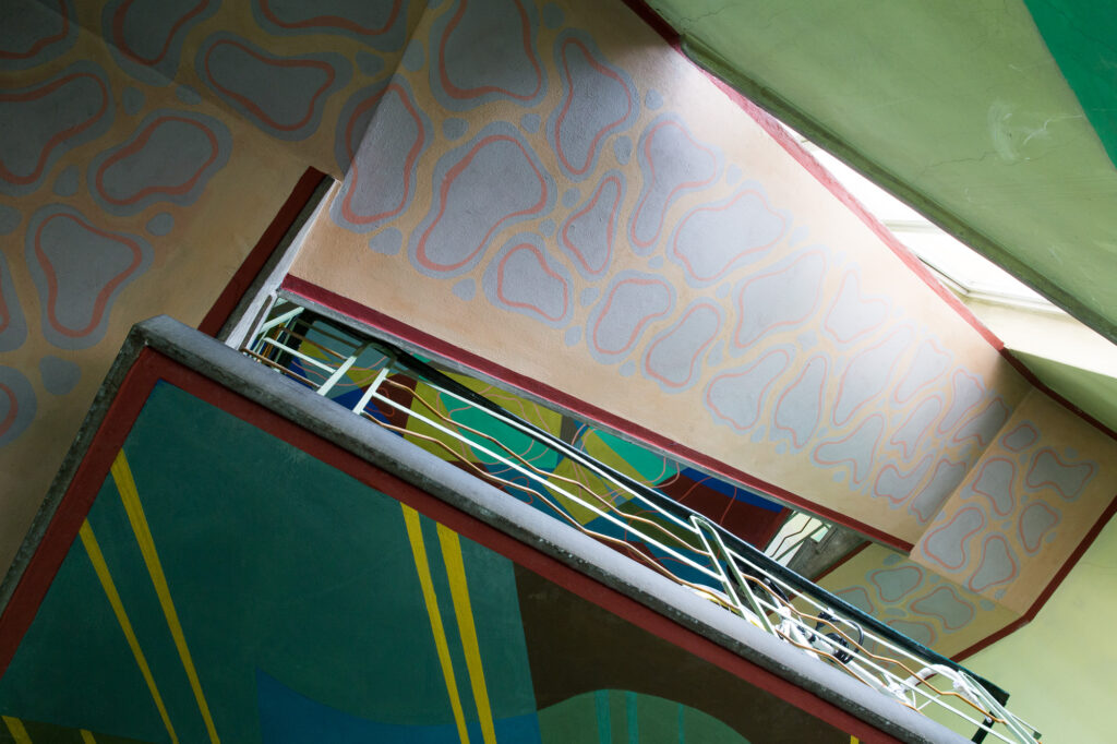 Wielkoformatowa kompozycja abstrakcyjna na suficie klatki schodowej.