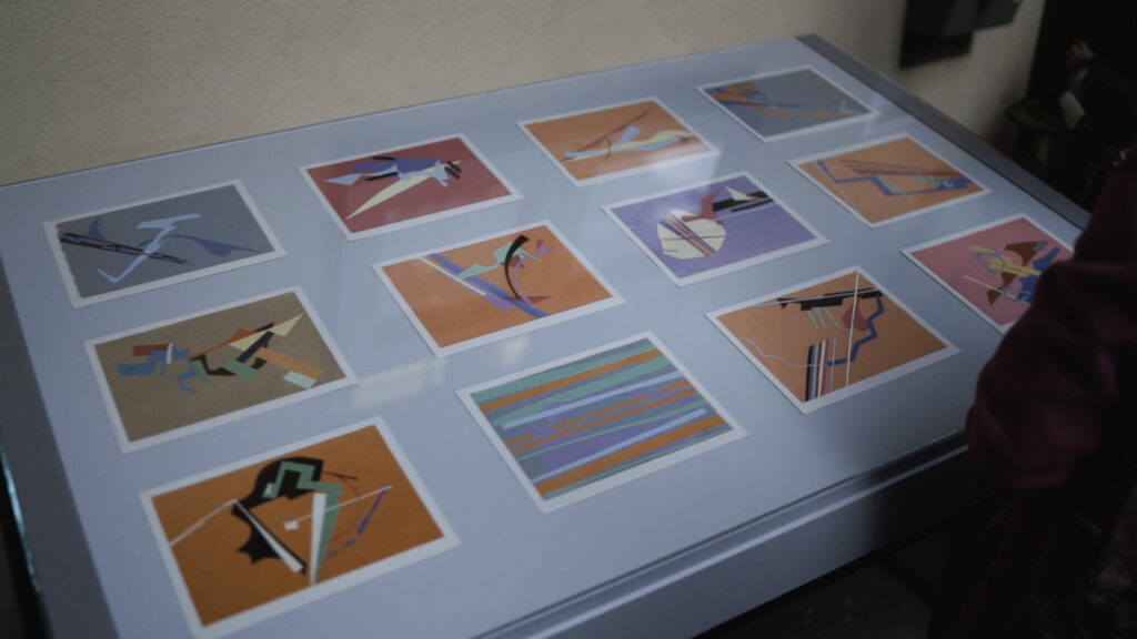 Ekspozycja kolaży autorstwa Stanisława Jakubczyka. Krakers Cracow Art Week