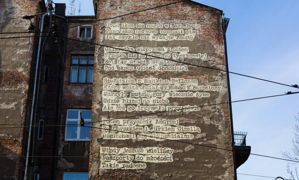 Mural z wierszem „Barcelona” Adama Ziemianina na ścianie kamienicy w Krakowie, zrealizowany w miejscu wyburzonego Baru Barcelona.