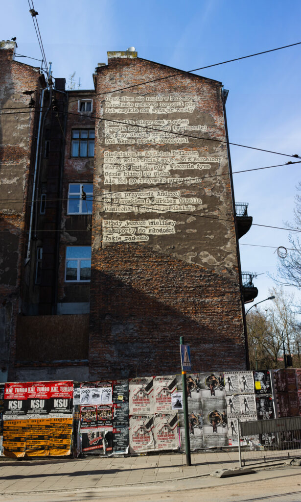 Mural z wierszem „Barcelona” Adama Ziemianina na ścianie kamienicy w Krakowie, zrealizowany w miejscu wyburzonego Baru Barcelona.