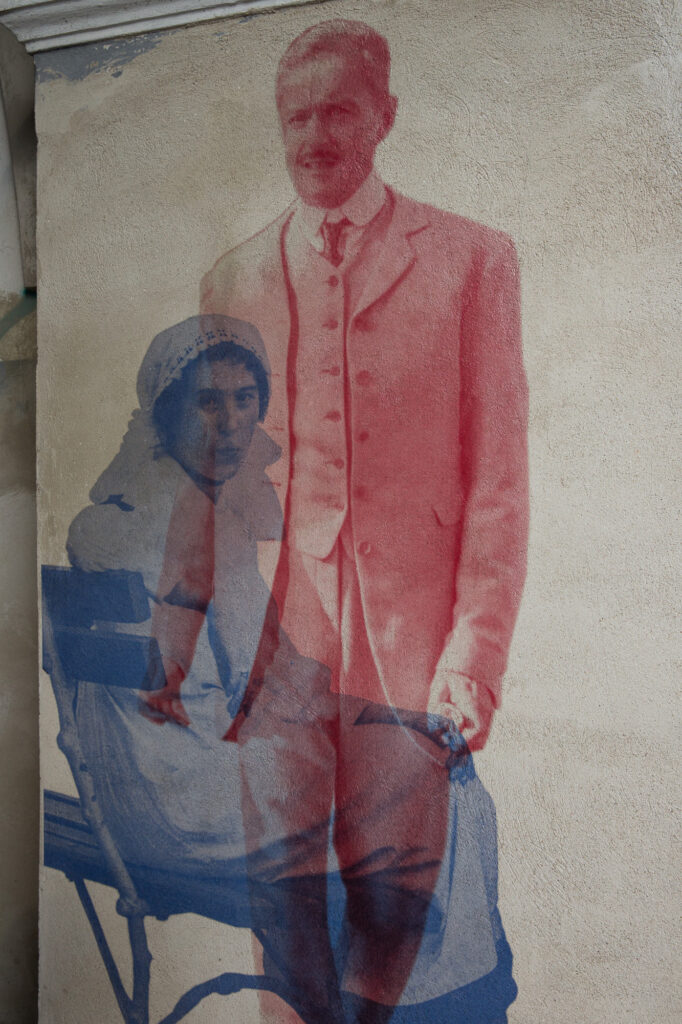 Kolaż łączący archiwalne pocztówki jarosławskie z postaciami filmowymi, detal instalacji.