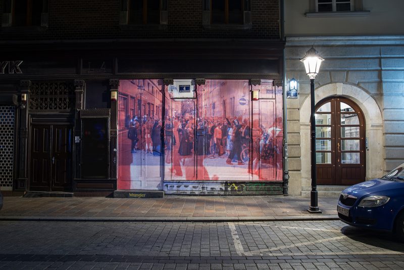 Poza przeszłością i teraźniejszością; Ulica Szpitalna, wielkoformatowy kolaż fotograficzny na elewacji kamienicy przy ulicy Szpitalnej w Krakowie